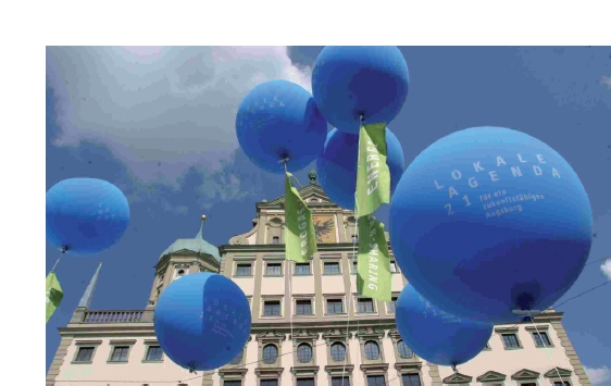 Ballons mit Themenfahnen am Zukunftstag in Augsburg